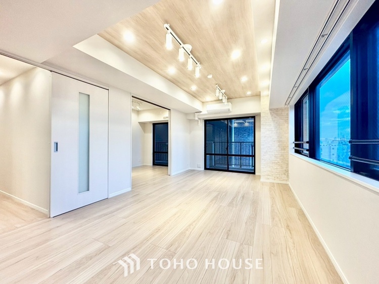 内装 ◆今宵の食卓◆ダウンライトに反射するグラスを眺めながらワインを注ぐ。トクトクと心地いい音をさせながら、フランスの古城を思わせる薫りがたちこめ、とても幸せな時を過ごせる。