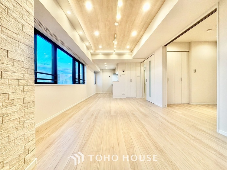 内装 ◆窓を開けると◆冷涼な風、そよぐリビング。だんらんの場所はここから始まり、ここで終わる。家族の笑顔が集う素敵な場所だから、こだわり抜いた思いが詰まっているのだと思う。