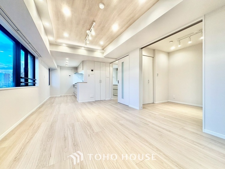 内装 ◆リビング◆そこには目を輝かせ笑顔で見つめてくれる君がいて、「おかえり」の言葉がこだまする。何気ない日々の挨拶は僕にとっては幸せで、同時に君の瞳にも恋している。