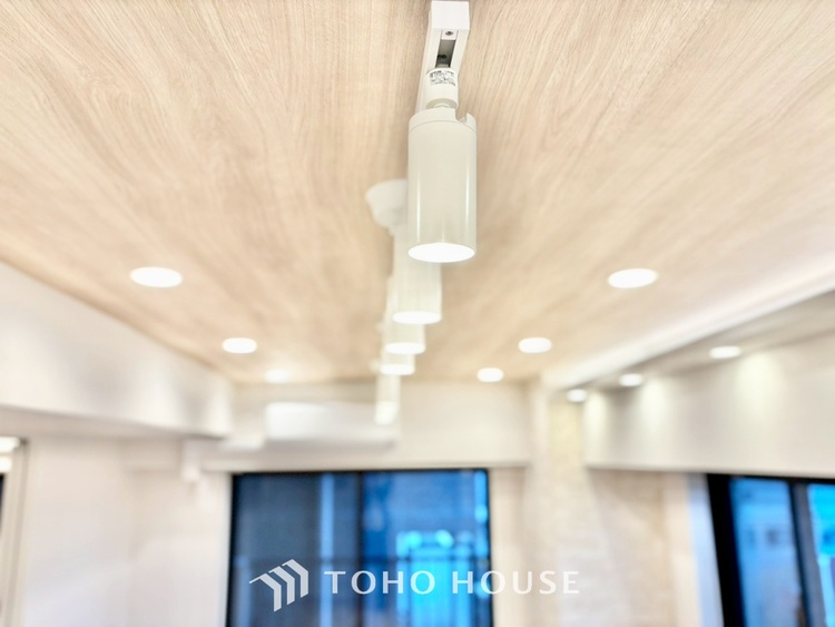 内装 ◆闇夜の輝き◆オレンジ色の光は大人になった今の僕にはわかる。1日の終わりを伝えに来たわけではなく、また明日が来る方へ導いてくれた事を。