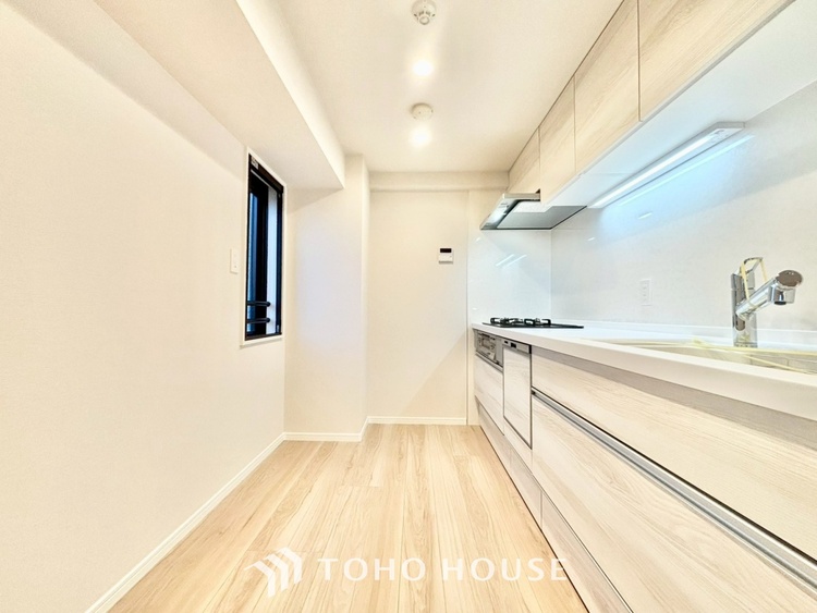 キッチン ◆キッチン◆美しく使いやすいキッチンは油汚れが簡単に拭き取れる素材で加工されており、浄水器シャワーから流す水の音を軽減する静かなシンクを採用。見えないところにさり気ない配慮が嬉しいですね