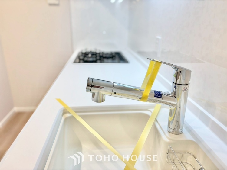 キッチン ◆今宵の食卓◆ダウンライトに反射するグラスを眺めながらワインを注ぐ。トクトクと心地いい音をさせながら、フランスの古城を思わせる薫りがたちこめ、とても幸せな時を過ごせる。