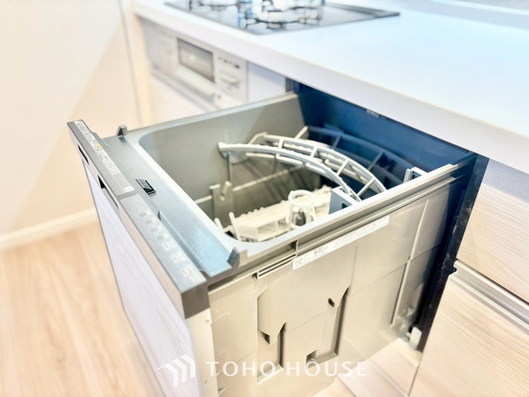 キッチン ◆キッチン◆美味しい料理を作りたくなるような気持にさせてくれる、腕を振るえる自慢のスペース。見上げると柔らかなダウンライトが包み込み、彩りを添えます。艶と光沢のある居心地の良いわが家のキッチン。