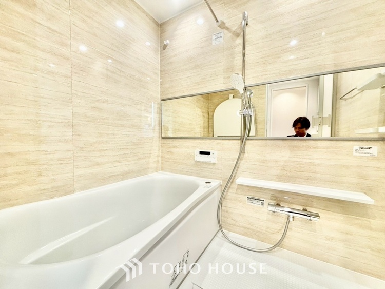 風呂 ◆浴室◆の温もりを感じ、ふわりと寄り添う太陽の妖精たちが自然と僕達を微睡ませる。うとうとしたい訳ではないがそんな時間が嫌いじゃない自分がここにいる。