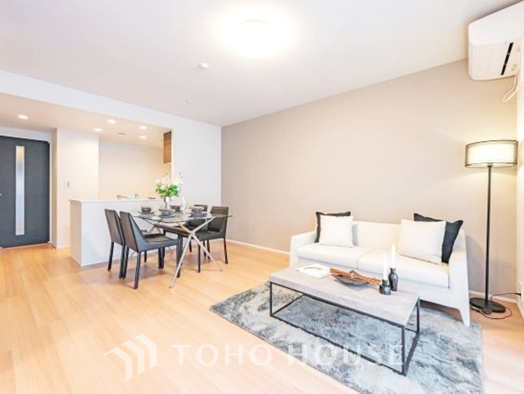 内装 触れることが出来そうな環境が、そのままインテリアに。その豊かで眩い眺望には、心地よい光と風が溢れ、ずっと眺めていたくなるような空間を演出してくれます。