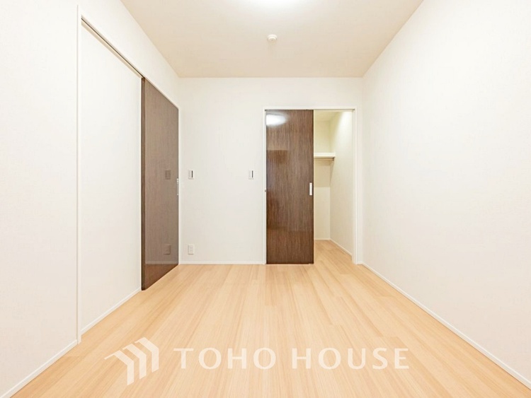 内装 【Ease】家族個々の安らぎの空間。プライベートなBedRoomは暮らす方の感性で造り上げたいもの。誰もが好みで飾れるシンプルな室内に仕上げてあります。