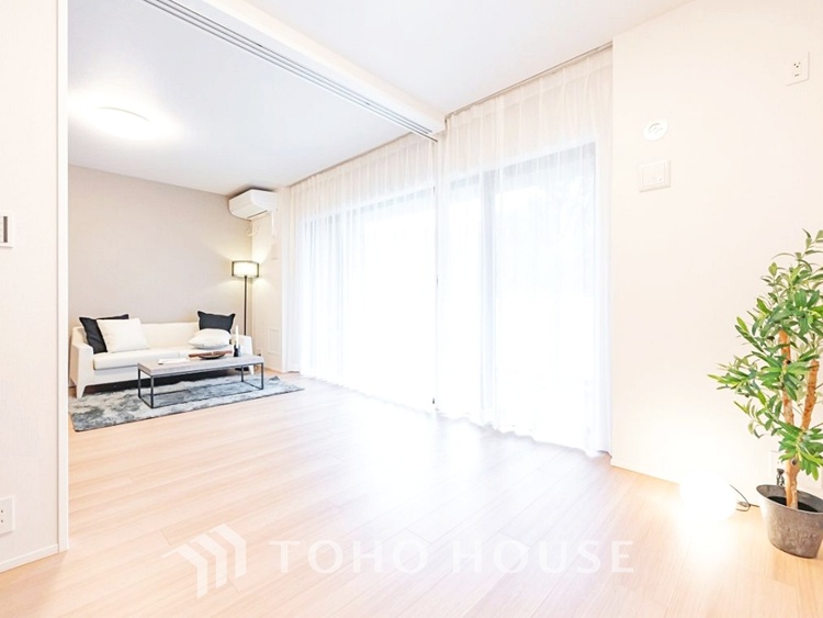 内装 太陽の光をスマートにリビングへ。優しくいざなわれた採光が朝は目を覚ませ、昼はくつろぎ、そして夕刻には温もりを与える。他にはないおしゃれなデザインで。