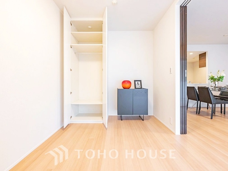 内装 【Bouncy conversation】　パートナーや家族が集う憩いの空間。真新しい木目のフローリングや白亜のクロスを陽の光、ダウンライトが照らし出し、家族・友人・知人の会話に華を咲かせます。