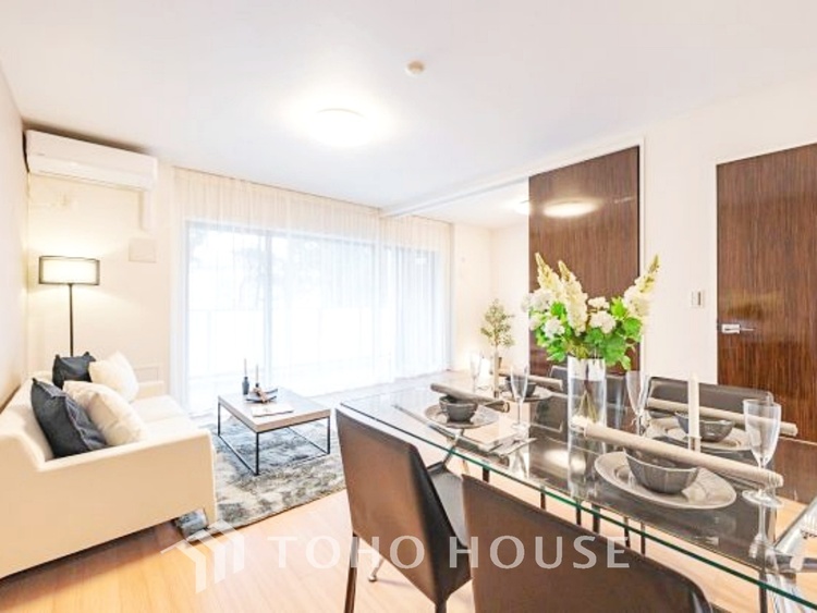 内装 【smart design】◆スマートデザイン◆太陽の光をスマートにリビングへ。優しくいざなわれた採光が朝は目を覚ませ、昼はくつろぎ、そして夕刻には温もりを与える。他にはないおしゃれなデザインで。