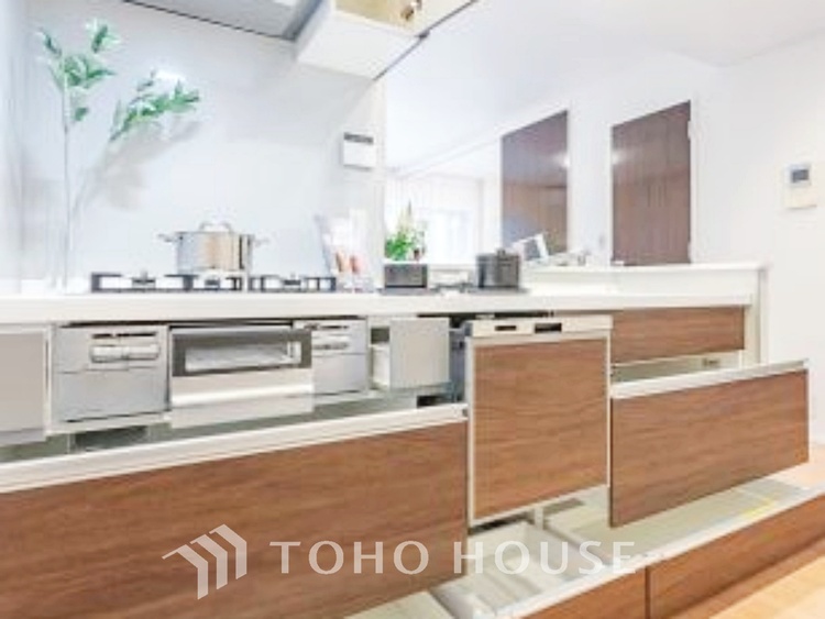 キッチン 【Kitchen】美しく使いやすいキッチンは油汚れが簡単に拭き取れる素材で加工されており、浄水器シャワーから流す水の音を軽減する静かなシンクを採用。