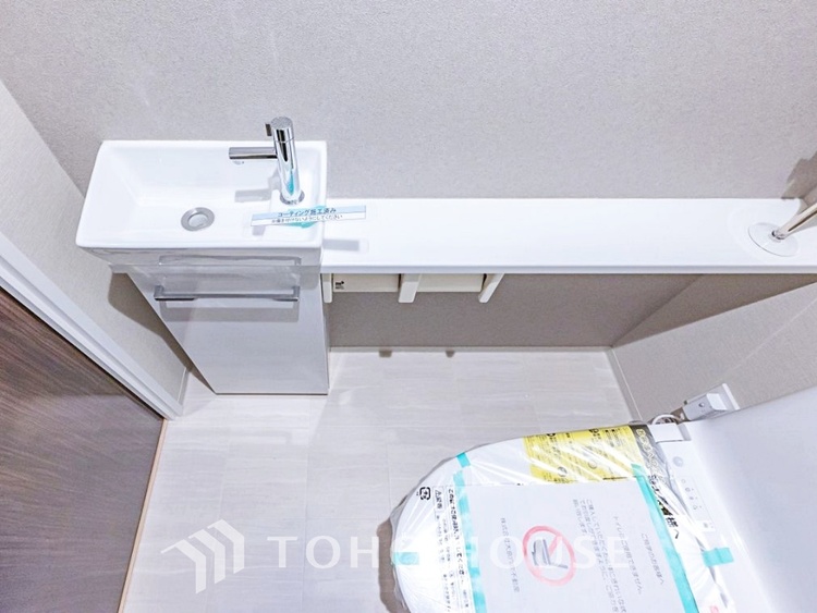 キッチン 【Kitchen】美しく使いやすいキッチンは油汚れが簡単に拭き取れる素材で加工されており、浄水器シャワーから流す水の音を軽減する静かなシンクを採用。見えないところにさり気ない配慮が嬉しい