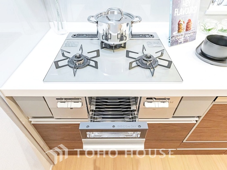 キッチン 靴を美しく収納できて、マジックのように玄関がすっきりします。ベビーカー、ゴルフ道具、アウトドア用品など、外で使用するアイテムを玄関ドアの近くに収納できます。