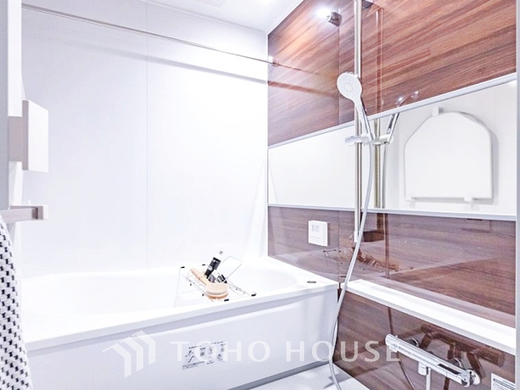 風呂 【Swaying surface】光に照らし出されたバスルーム。膨よかな湿度と静かに揺れる眼前の水面