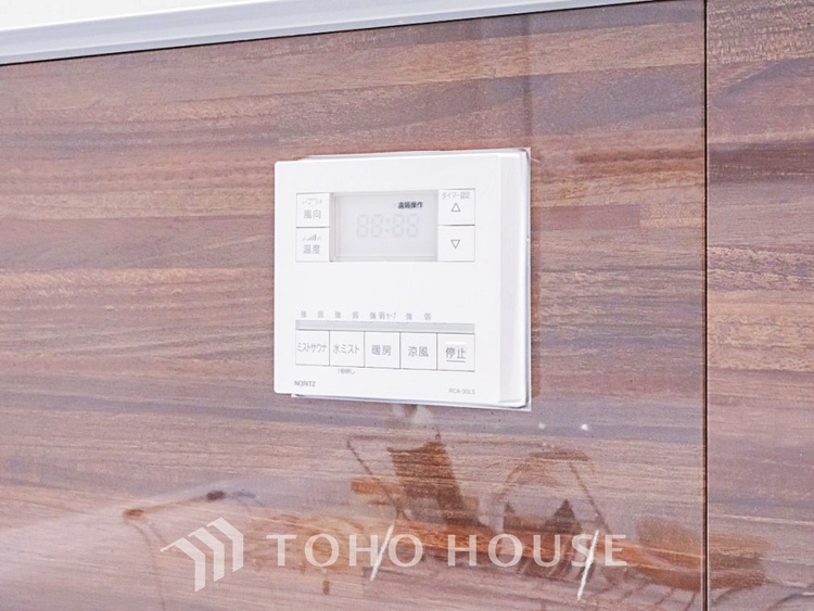 風呂 ◆木漏れ日◆の様な採光が優しく足元を照らし、心地いい暮らしの道しるべを写し出す。この空間で過ごす家族との語らいの時間がとても素敵で幸せを感じるかもしれない。【Holiday of a home】