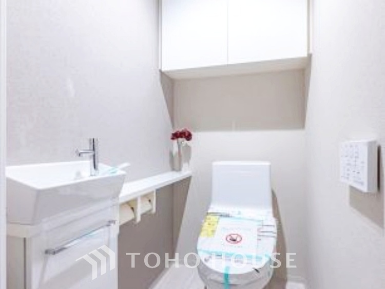 トイレ 【toilet】トイレットペーパーの使用回数を減らせることです。 シャワートイレを使用すれば、洗浄して汚れを落とすことができるため、トイレットペーパーの使用を最小限にとどめることができます。