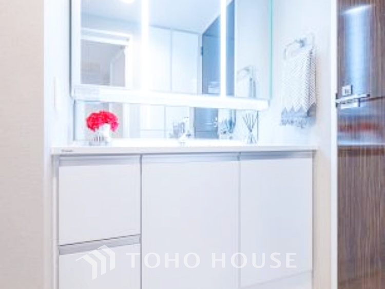 洗面 【Wash basin】十分な大きさの洗面台は収納もさる事ながら、身だしなみチェックや歯磨きなど、朝の慌ただしい時間でもホテルライクなスペースで余裕とゆとりを感じて頂けます。