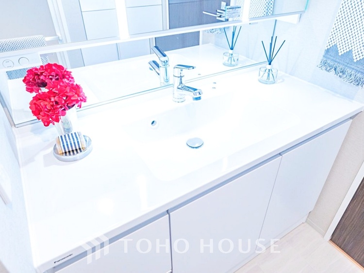 洗面 【Entrance】仕事は好きだ。でも今日という一日はあまり芳しくない日もある。とぼとぼと家路に付く頃、ふと目を上げると我が家のエントランス。