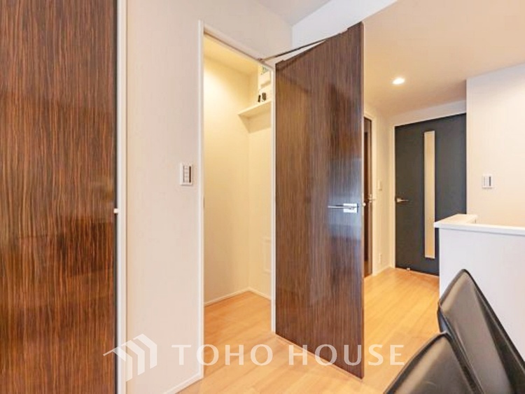 収納 【closet】奥行きのあるクローゼットを採用。衣装ケースや、掃除機といった電化製品まで多くの物を収納できるようなつくりになっております。是非一度、ご自身の目でお確かめ下さい。