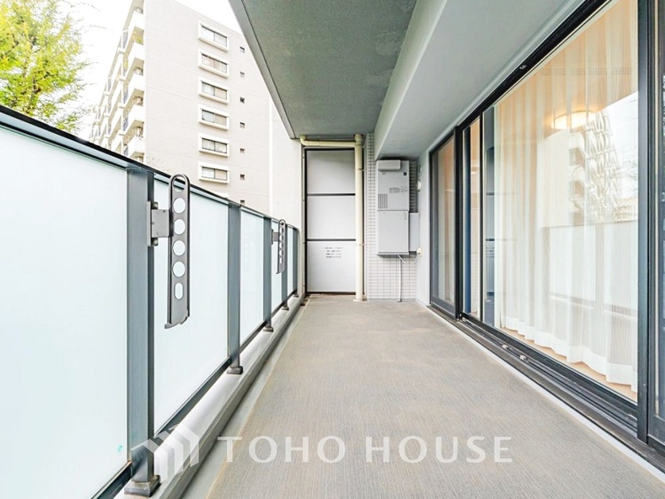 バルコニー ◆窓を開けると◆冷涼な風、そよぐリビング。だんらんの場所はここから始まり、ここで終わる。家族の笑顔が集う素敵な場所だから、こだわり抜いた思いが詰まっているのだと思う。