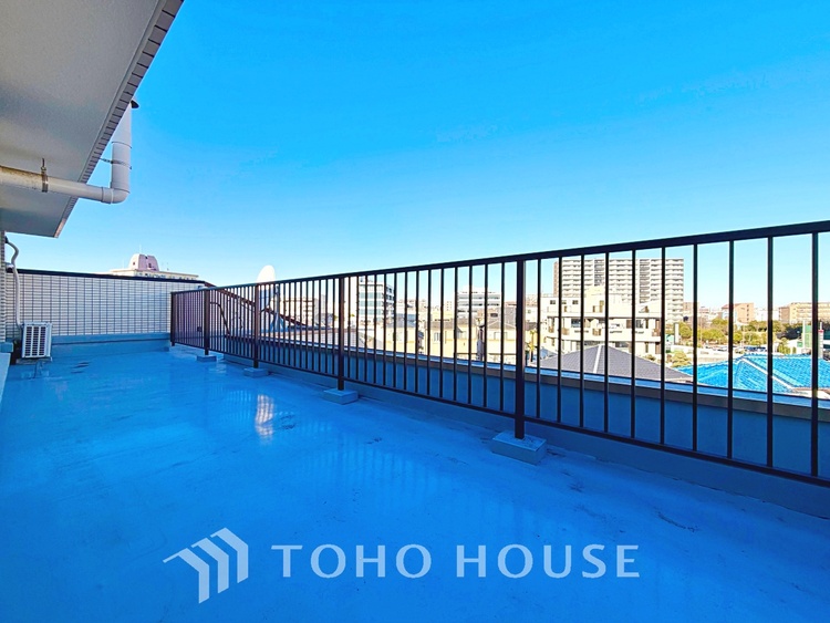 バルコニー ◆青空テラス◆ベランダから望む紺碧の空からそよ風、そして目に映るのはグリーン広がる風光明媚な世界。それは清々しい自然の薫りを肌で感じる幸せな空間。