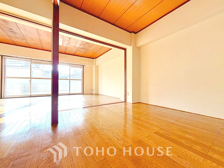 内装 触れることが出来そうな環境が、そのままインテリアに。その豊かで眩い眺望には、心地よい光と風が溢れ、ずっと眺めていたくなるような空間を演出してくれます。