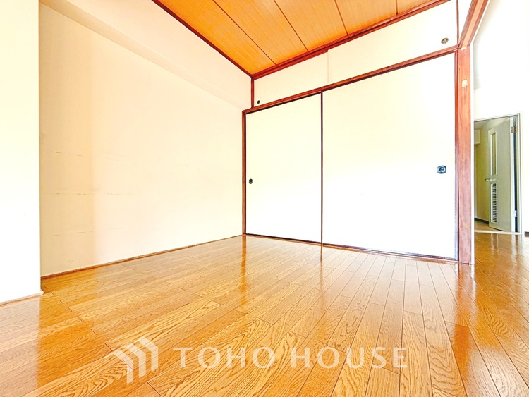 内装 【Ease】家族個々の安らぎの空間。プライベートなBedRoomは暮らす方の感性で造り上げたいもの。誰もが好みで飾れるシンプルな室内に仕上げてあります。