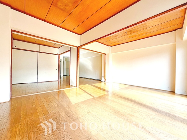 内装 プライベートなお部屋では静かに時を過ごしたい。読書をして、物思いにふける・・光りに満たされた安らぎの空間＊配置してある家具や小物はCGによるイメージ画像です。