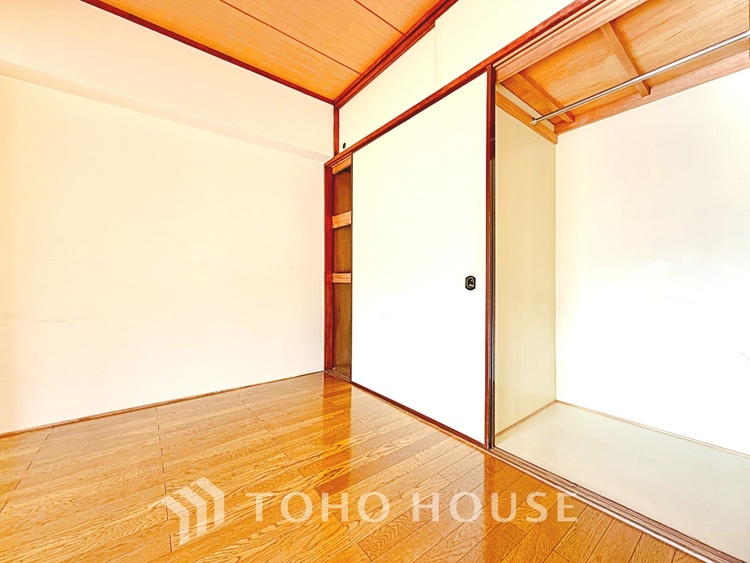 内装 【Bouncy conversation】　パートナーや家族が集う憩いの空間。真新しい木目のフローリングや白亜のクロスを陽の光、ダウンライトが照らし出し、家族・友人・知人の会話に華を咲かせます。