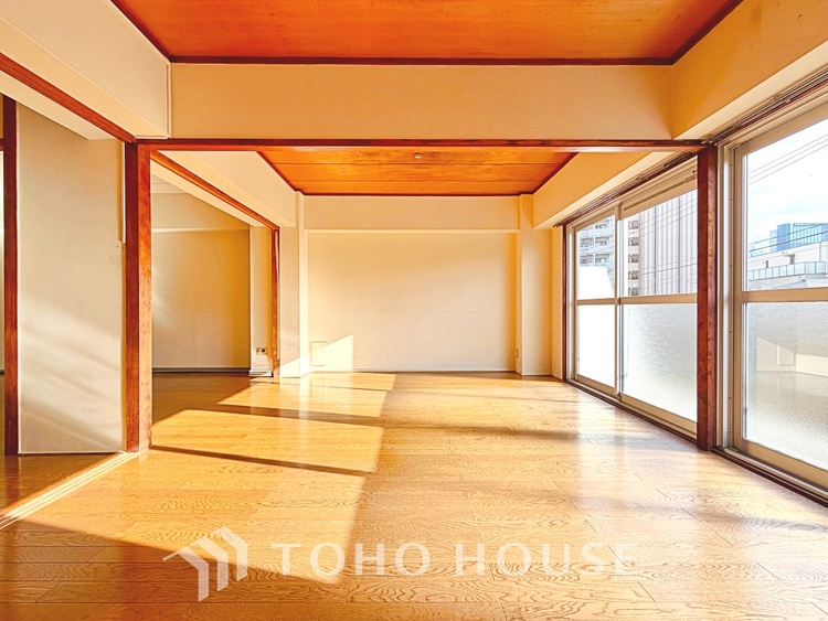 内装 ◆青空テラス◆ベランダから望む紺碧の空からそよ風、そして目に映るのはグリーン広がる風光明媚な世界。それは清々しい自然の薫りを肌で感じる幸せな空間。