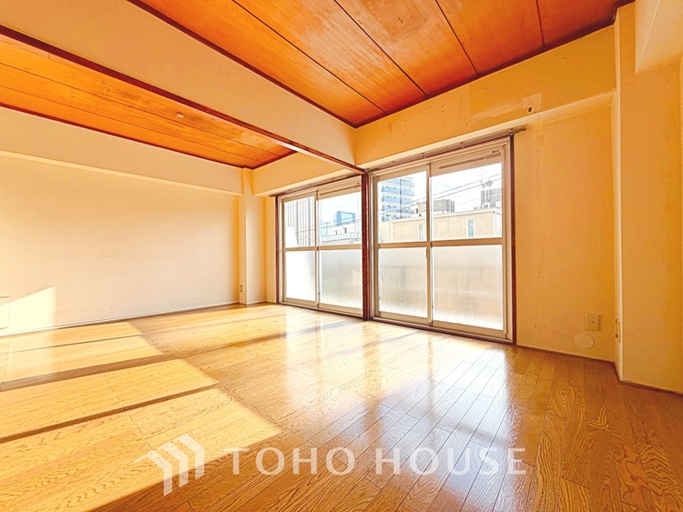 内装 【smart design】◆スマートデザイン◆太陽の光をスマートにリビングへ。優しくいざなわれた採光が朝は目を覚ませ、昼はくつろぎ、そして夕刻には温もりを与える。他にはないおしゃれなデザインで。