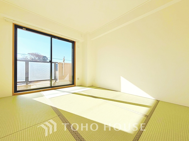 内装 【Ease】家族個々の安らぎの空間。プライベートなBedRoomは暮らす方の感性で造り上げたいもの。誰もが好みで飾れるシンプルな室内に仕上げてあります。