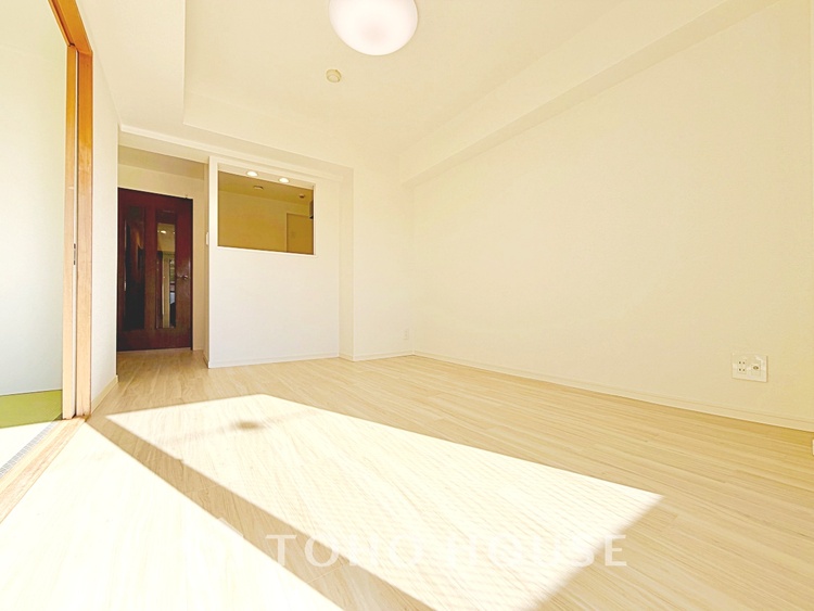 内装 太陽の光をスマートにリビングへ。優しくいざなわれた採光が朝は目を覚ませ、昼はくつろぎ、そして夕刻には温もりを与える。他にはないおしゃれなデザインで。