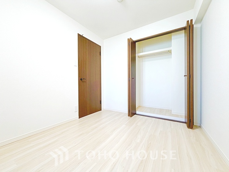 内装 【Bouncy conversation】　パートナーや家族が集う憩いの空間。真新しい木目のフローリングや白亜のクロスを陽の光、ダウンライトが照らし出し、家族・友人・知人の会話に華を咲かせます。