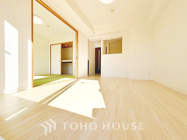 内装 ◆青空テラス◆ベランダから望む紺碧の空からそよ風、そして目に映るのはグリーン広がる風光明媚な世界。それは清々しい自然の薫りを肌で感じる幸せな空間。