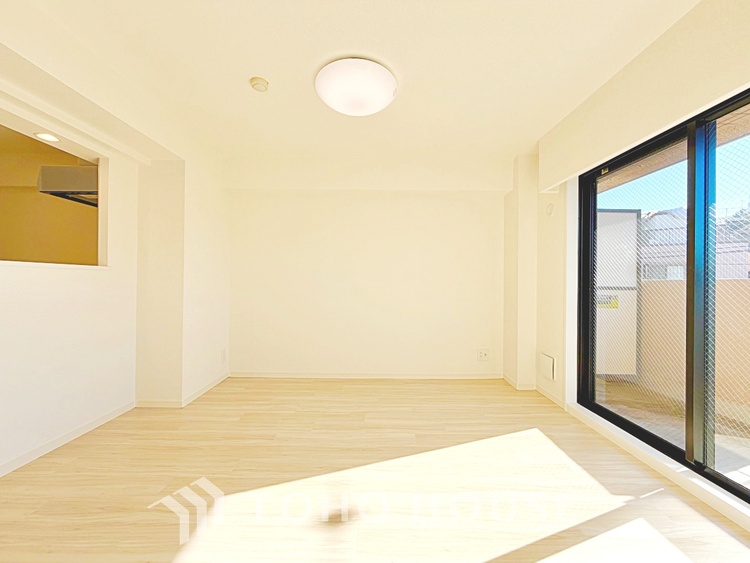 内装 【smart design】◆スマートデザイン◆太陽の光をスマートにリビングへ。優しくいざなわれた採光が朝は目を覚ませ、昼はくつろぎ、そして夕刻には温もりを与える。他にはないおしゃれなデザインで。