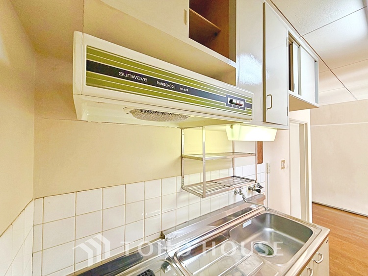 キッチン 【Kitchen】美しく使いやすいキッチンは油汚れが簡単に拭き取れる素材で加工されており、浄水器シャワーから流す水の音を軽減する静かなシンクを採用。