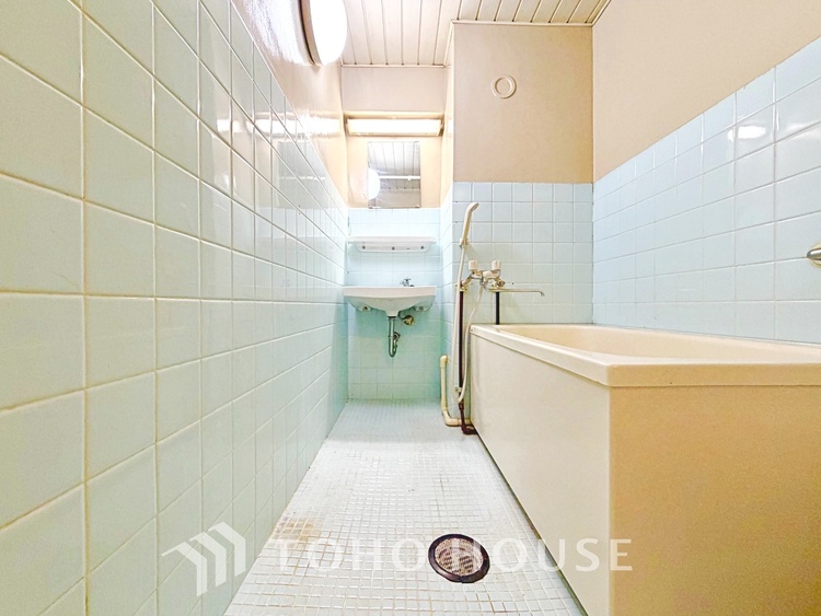 キッチン 【Kitchen】美しく使いやすいキッチンは油汚れが簡単に拭き取れる素材で加工されており、浄水器シャワーから流す水の音を軽減する静かなシンクを採用。見えないところにさり気ない配慮が嬉しい