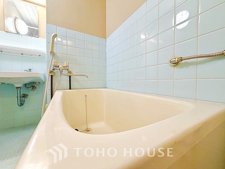 風呂 【Swaying surface】光に照らし出されたバスルーム。膨よかな湿度と静かに揺れる眼前の水面