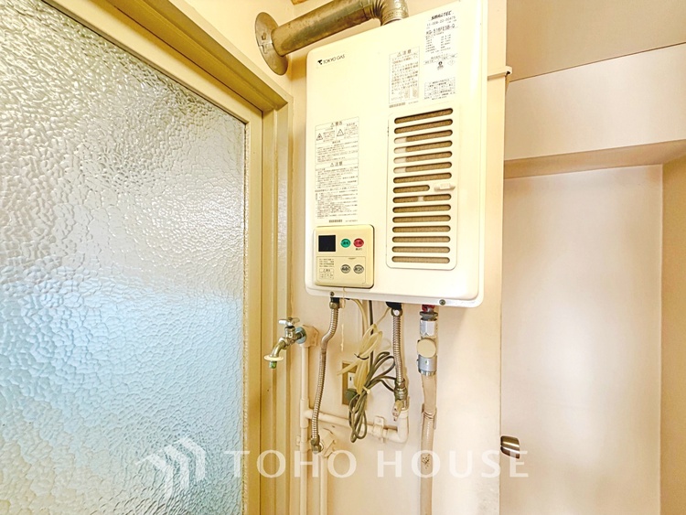 風呂 ◆木漏れ日◆の様な採光が優しく足元を照らし、心地いい暮らしの道しるべを写し出す。この空間で過ごす家族との語らいの時間がとても素敵で幸せを感じるかもしれない。【Holiday of a home】