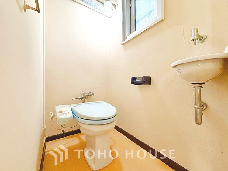 トイレ 【toilet】トイレットペーパーの使用回数を減らせることです。 シャワートイレを使用すれば、洗浄して汚れを落とすことができるため、トイレットペーパーの使用を最小限にとどめることができます。