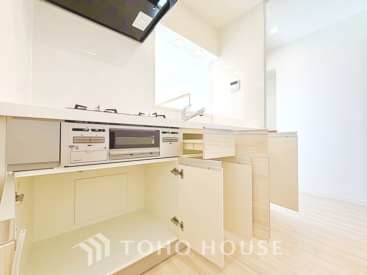 キッチン 【Kitchen】美しく使いやすいキッチンは油汚れが簡単に拭き取れる素材で加工されており、浄水器シャワーから流す水の音を軽減する静かなシンクを採用。