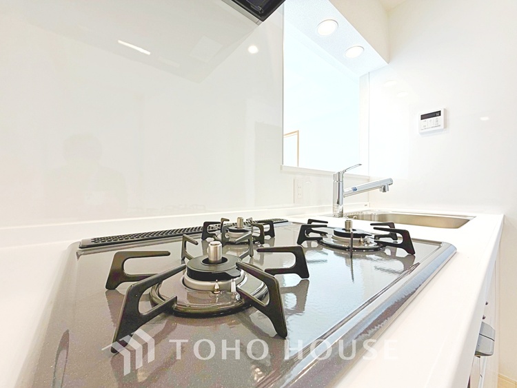 キッチン 【Kitchen】美しく使いやすいキッチンは油汚れが簡単に拭き取れる素材で加工されており、浄水器シャワーから流す水の音を軽減する静かなシンクを採用。見えないところにさり気ない配慮が嬉しい