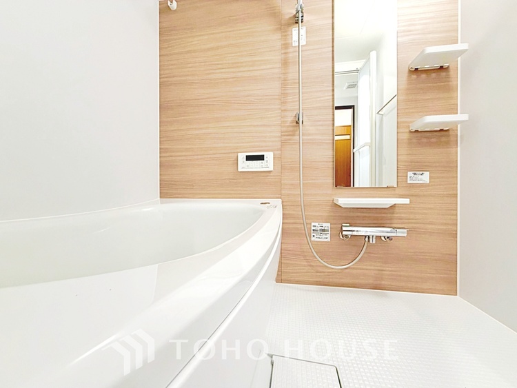 風呂 【Swaying surface】光に照らし出されたバスルーム。膨よかな湿度と静かに揺れる眼前の水面