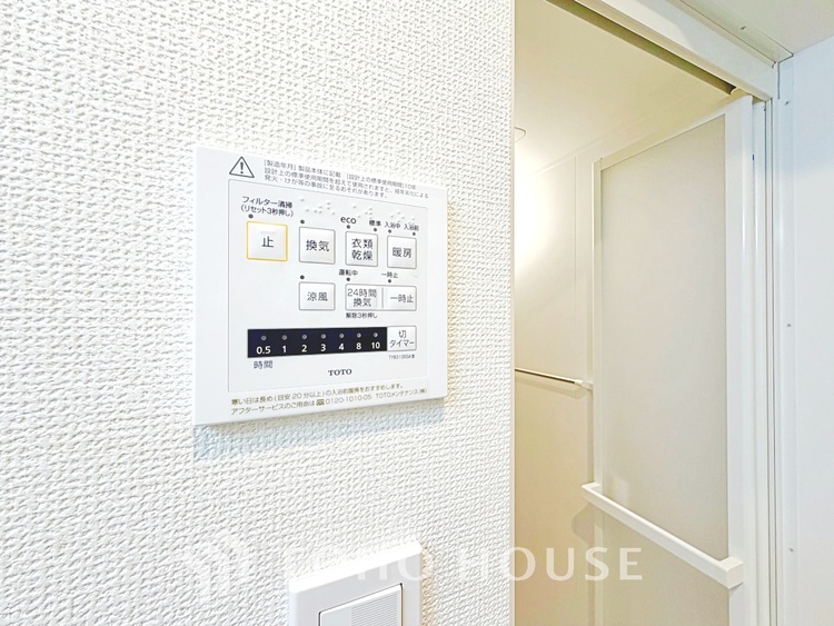 風呂 ◆木漏れ日◆の様な採光が優しく足元を照らし、心地いい暮らしの道しるべを写し出す。この空間で過ごす家族との語らいの時間がとても素敵で幸せを感じるかもしれない。【Holiday of a home】