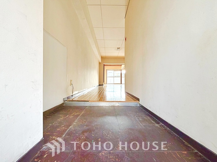 玄関 【Living room】◆リビング◆家族への思いを抱きながら、平和に過ごす悠久の時。