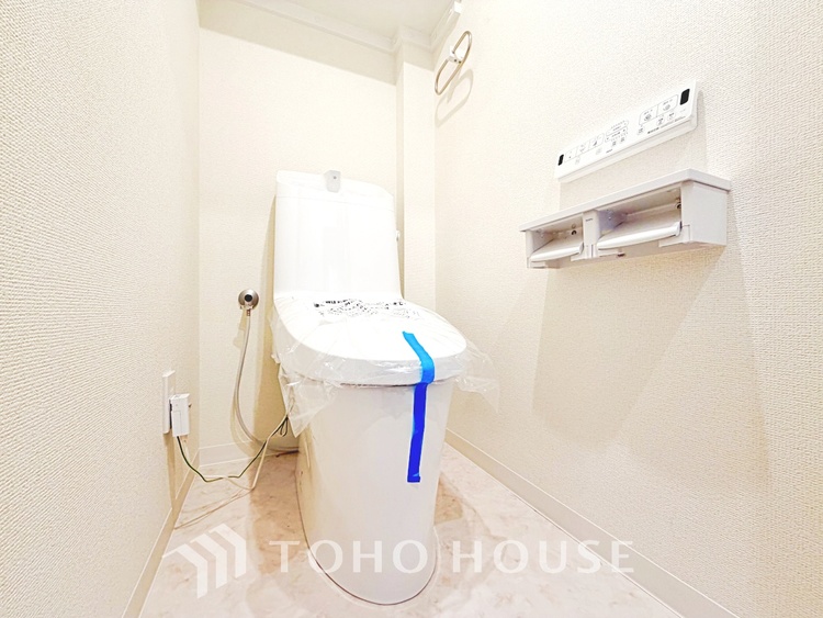 トイレ 【toilet】トイレットペーパーの使用回数を減らせることです。 シャワートイレを使用すれば、洗浄して汚れを落とすことができるため、トイレットペーパーの使用を最小限にとどめることができます。