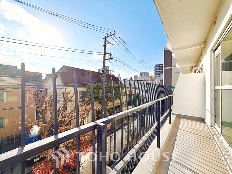 バルコニー ◆窓を開けると◆冷涼な風、そよぐリビング。だんらんの場所はここから始まり、ここで終わる。家族の笑顔が集う素敵な場所だから、こだわり抜いた思いが詰まっているのだと思う。