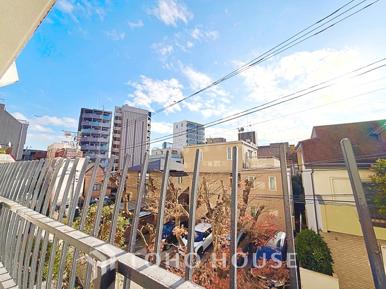 バルコニー ◆青空テラス◆ベランダから望む紺碧の空からそよ風、そして目に映るのはグリーン広がる風光明媚な世界。それは清々しい自然の薫りを肌で感じる幸せな空間。