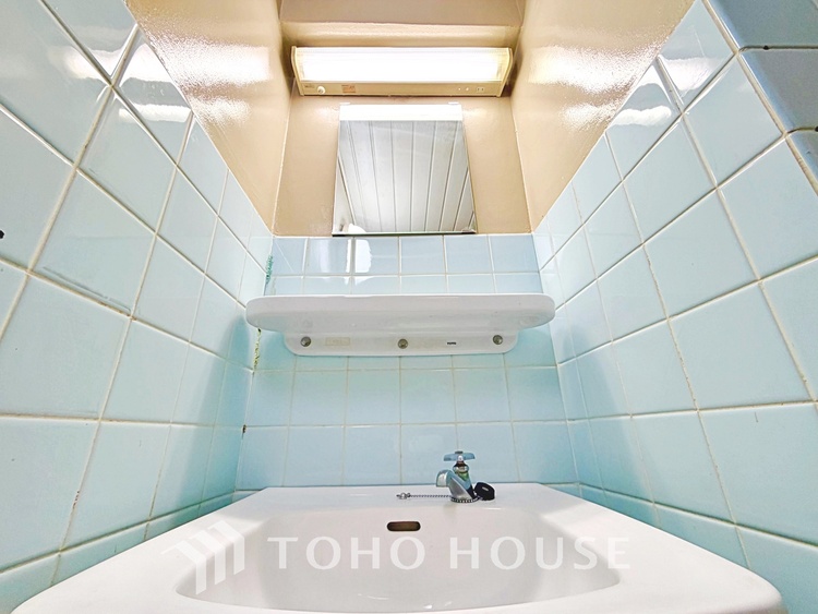 その他 【By the window】◆窓辺◆窓を開けベランダに出ると当所なく広がる街と空のスクリーン。風が凪ぎ一時停止する目の前の画面