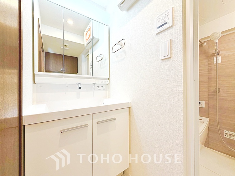 洗面 【Wash basin】十分な大きさの洗面台は収納もさる事ながら、身だしなみチェックや歯磨きなど、朝の慌ただしい時間でもホテルライクなスペースで余裕とゆとりを感じて頂けます。